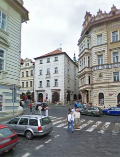 Прага, Дом У Черного орла на Малостранской площади
