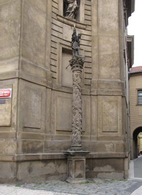 Прага. Винная колонна на пл. Крестоносцев. Фото Галины Пунтусовой