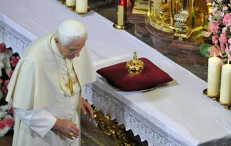 Прага. Костел Девы Марии Победоносной. Папа Римский Бенедикт XVI дарит Езулатко корону