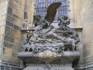 Прага. Скульптура ангела на костеле св. Вита. Фото Людмилы Румянцевой
