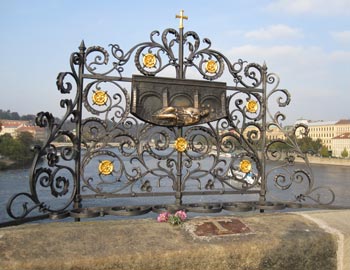 Место свержения Яна Непомуцкого во Влтаву на Карловом мосту. Фото Галины Пунтусовой