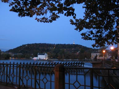 Вид на Петршин со Сметановой набережной. Фото Галины Пунтусовой