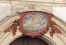 Прага, домовый знак У Белого лебедя