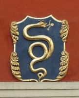 Прага, домовый знак У Золотого змея
