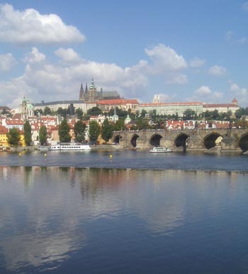 Прага. Вид на Карлов мост и Пражский град