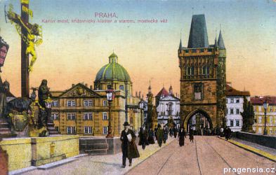 Вид на Староместскую мостовую башню и костел Крестоносцев с красной звездой
