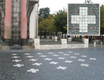 Прага. Староместская площадь. Кресты на месте казни. Фото Галины Пунтусовой