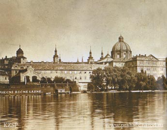 Прага. Вид на монастырь крестоносцев с красной звездой. 1900