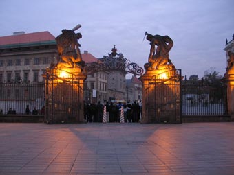 Прага. Вид на Градчанскую площадь из Пражского Града. Фото Галины Пунтусовой