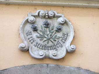 Прага. Домовый знак У трех серебряных роз. Фото Галины Пунтусовой