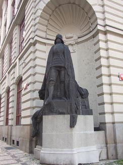 Прага. Железный рыцарь на углу здания Новой ратуши. Фото Галины Пунтусовой