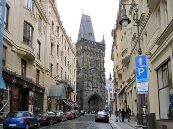 Прага. Вид на Пороховую башню и улицу У Прашне браны. Фото Галины Пунтусовой