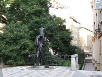 Прага. Памятник Кафке на Широкой улице. Фото Галины Пунтусовой